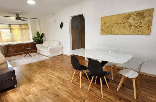 Taman Sri Endah Apartment | Jacuzzi POOL 3Bedroom, walk to Stadium