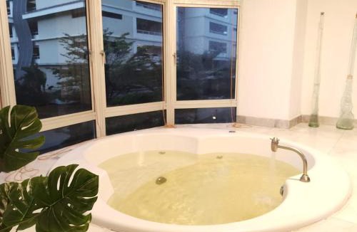Taman Sri Endah Apartment | Jacuzzi POOL 3Bedroom, walk to Stadium