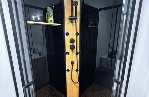 Essey-les-Nancy Apartment | Jacuzzi Privé & Cinéma – Suite Romantique
