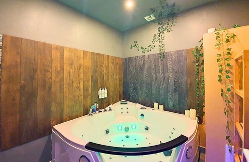 Saint-Jean Apartment | Jacuzzi Room