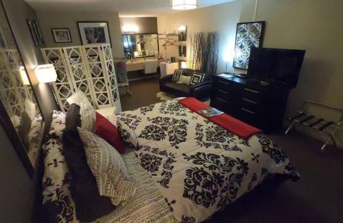 Eureka Springs Historic District Apartment | Jacuzzi Suite 204 - Tradewinds