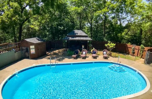 Eureka Springs Historic District Apartment | Jacuzzi Suite 205 at Tradewinds
