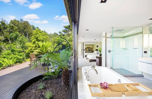 Ngaio Bay Cabin | Jacuzzi Suite - Ocean Views & Beach