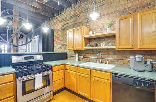 Hannibal Apartment | Jacuzzi Tub & Full Kitchen: Dowtown Hannibal Loft