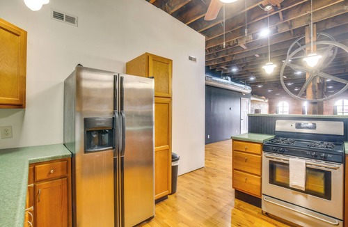 Hannibal Apartment | Jacuzzi Tub & Full Kitchen: Dowtown Hannibal Loft