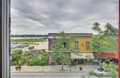 Hannibal Apartment | Jacuzzi Tub & Full Kitchen: Dowtown Hannibal Loft