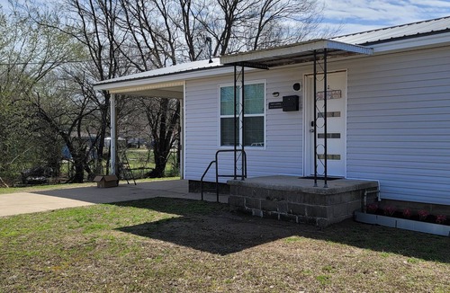 Sallisaw House | Jade's Landing-2 bedroom-new, modern, clean.