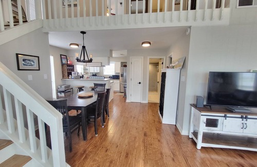 Jamaica Beach House | Jamaica Beach! Fishing light, kayaks, pool access!