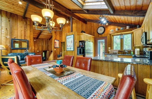 Jamaica Cottage | Jamaica Vacation Home w/Deck: 8 Mi to Skiing!
