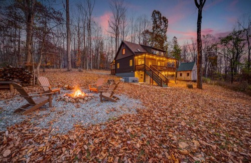 Lynchburg Cabin | James River Cabin, Riverfront with Hot Tub and Views!
