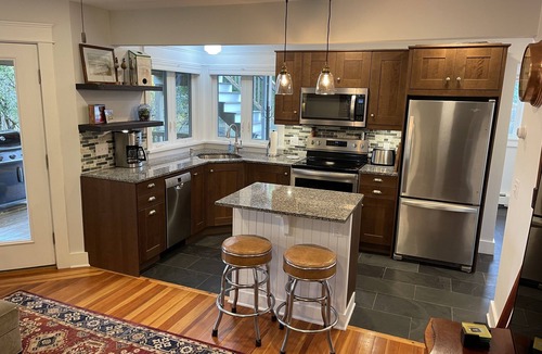 Jamestown Apartment | Jamestown In-Town Apartment Unit B -