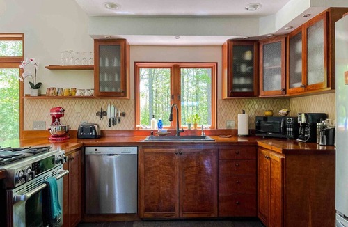 Bakersville Cabin | Japanese Tub. 2-Sided Fireplace. Chef Kitchen. Fast WIFI. Herb Garden