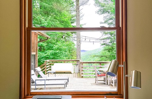 Bakersville Cabin | Japanese Tub. 2-Sided Fireplace. Chef Kitchen. Fast WIFI. Herb Garden