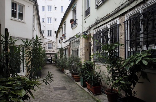 Quartier de la Salpetriere Apartment | Jardin des Plantes, apartment ideally located in the 5th arrondissement.