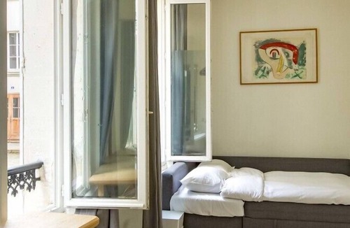 Notre-Dame-des-Champs Apartment | Jardin du Luxembourg Studio, by Veeve