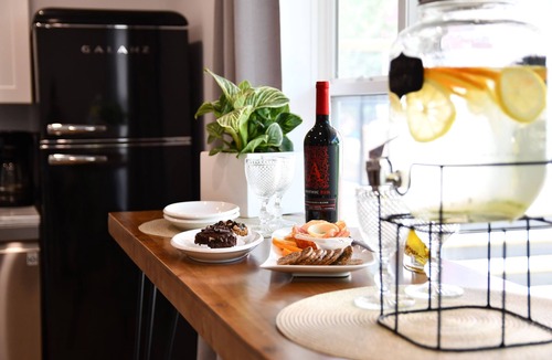 Moncton House | Jardin Suites Highfield