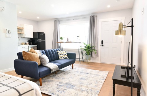 Moncton House | Jardin Suites Highfield