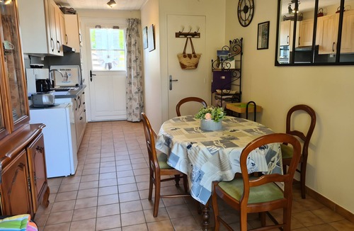Saint-Lyphard Bed & Breakfast | Jaune Campagnarde Guest Room with Shared Terrace, Garden, and Wi-Fi