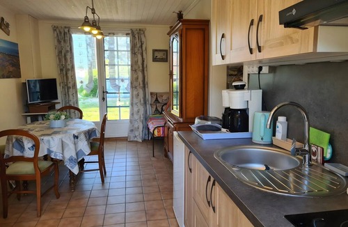 Saint-Lyphard Bed & Breakfast | Jaune Campagnarde Guest Room with Shared Terrace, Garden, and Wi-Fi