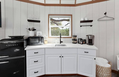 Dripping Springs Cabin | Jaw-Dropping Yurt! King Bed and Spa!