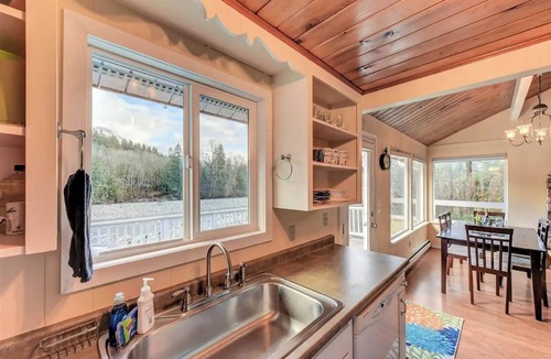 Gold Bar House | Jaybird Cabin- Tiny home with huge riverfront & mountain views!