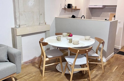 Chinon Apartment | Jeanne's apartment. 500 from the castle, in a quiet, green setting