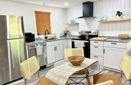 Thunderbolt House | Jean’s Cottage, Fully Fenced, Mins to DT and Tybee