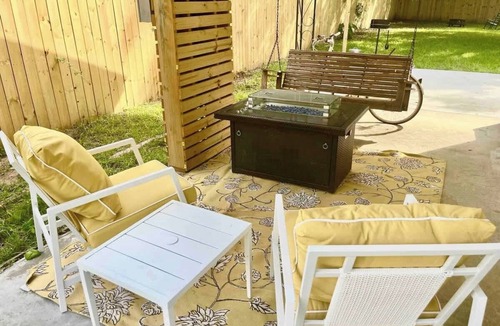 Thunderbolt House | Jean’s Cottage, Fully Fenced, Mins to DT and Tybee