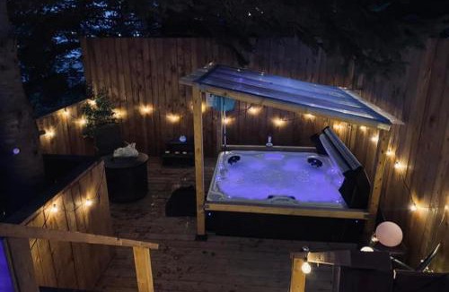 Lewisporte House | Jeans Place A Hot tub Oasis