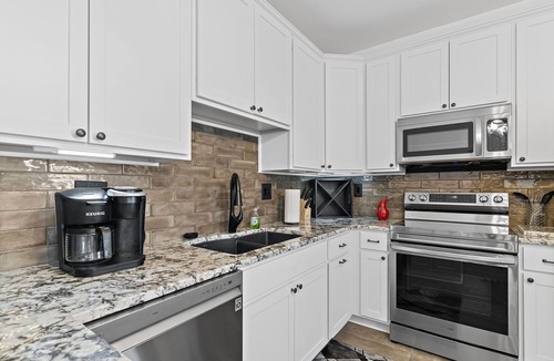 Madison House | Jefferson Off Main: *4 Beds*King Beds*Walk to Main* 3 Full Bath