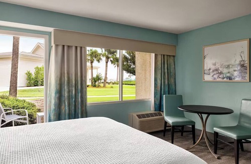 Jekyll Island Hotel | Jekyll Island King Studio Gym/Pool