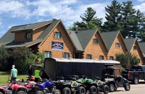 Warrens Cabin | Jellystone Lodge