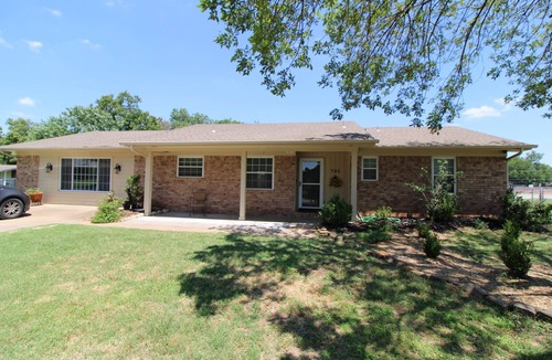Jenks House | Jenks cozy home - Fenced yard - Dogs OK - Centrally Located