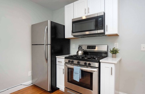 College Hill Apartment | Jennifer's Cozy Apt Brown U Athletic Field Views