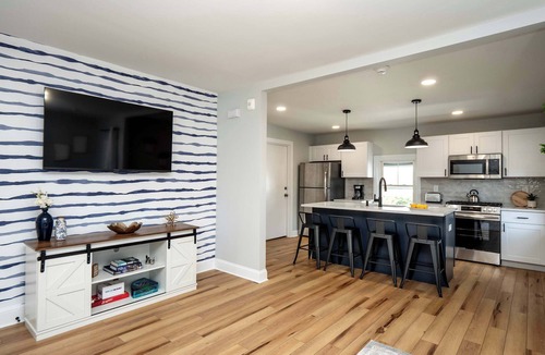 Federal Hill Apartment | Jennifer's Modern & Comfy Broadway Walkable Stay