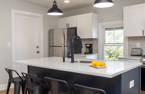 Federal Hill Apartment | Jennifer's Modern & Comfy Broadway Walkable Stay