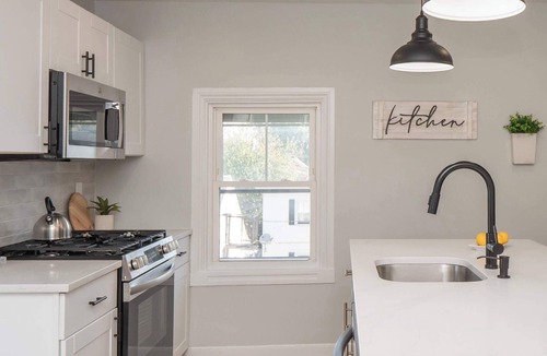 Federal Hill Apartment | Jennifer's Modern & Comfy Broadway Walkable Stay