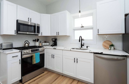 Federal Hill Apartment | Jennifer's Stylish & Modern Broadway Getaway