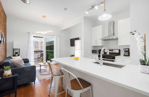 Federal Hill Apartment | Jennifer’s Chic 2nd Floor Apt Private Deck w/Views