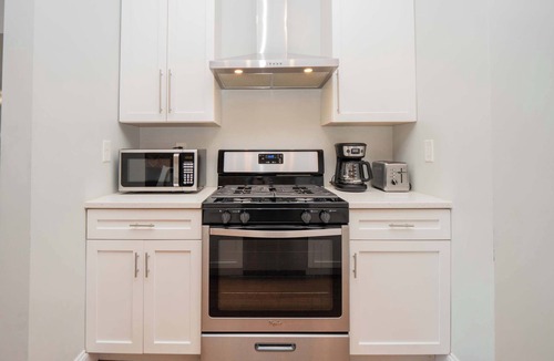 Federal Hill Apartment | Jennifer’s Chic 2nd Floor Apt Private Deck w/Views