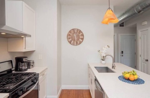 Federal Hill Apartment | Jennifer’s Chic 2nd Floor Apt Private Deck w/Views