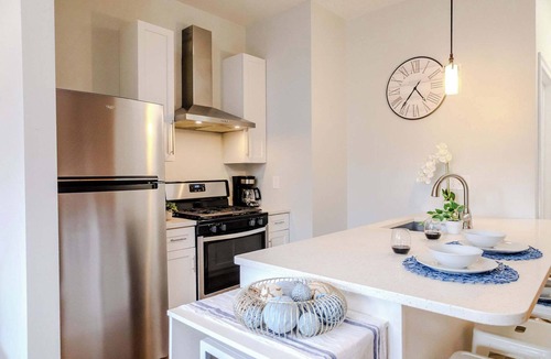 Federal Hill Apartment | Jennifer’s Stylish Apt Private Deck Backyard Oasis