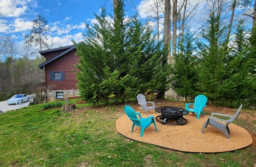 Lenoir Cabin | JennyBud Cabin. Private with HotTub and Firepit.
