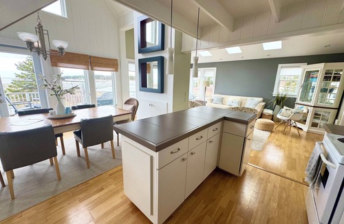 Western Head House | Jennys Retreat- Oceanfront -Hot Tub -Surf Side