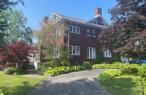 Welland House | Jenny’s Suites, historic house in Welland, 20 minutes from Niagara Falls.