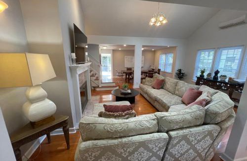 Englewood House | Jersey home, close to New York City fun!