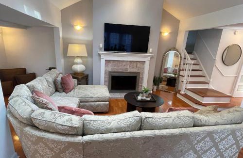 Englewood House | Jersey home, close to New York City fun!