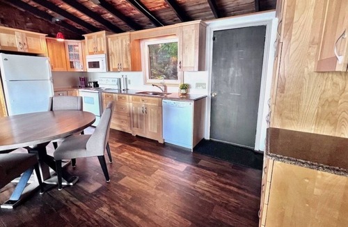 Catchacoma Cottage | Jewel on Gold Lake