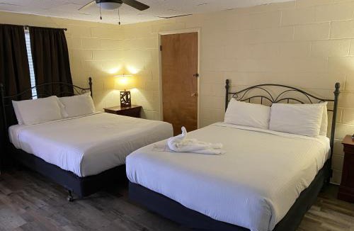 Mount Ida Hotel | JI2 - Queen Guest Room located at the Joplin Inn