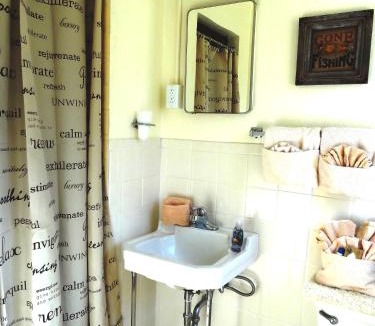 Mount Ida Hotel | JI7 - Queen Guest Room located at the Joplin Inn